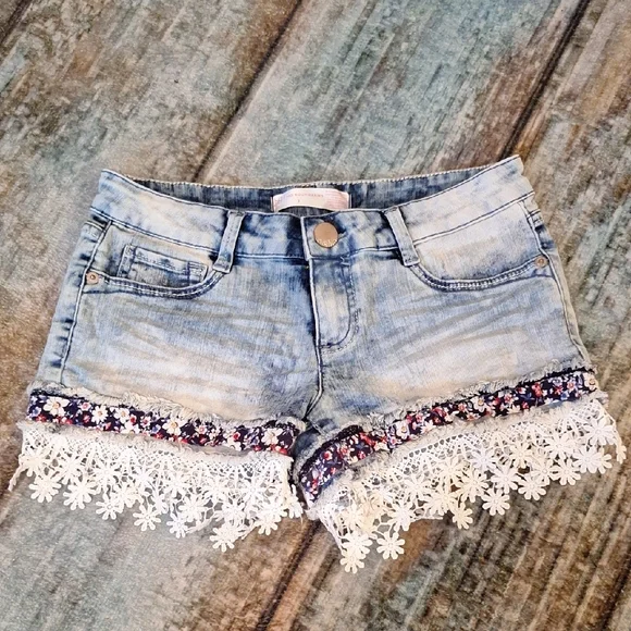 No Boundaries Jean Shorts with Vintage Lace Detail. NWOT - Picture 5 of 8